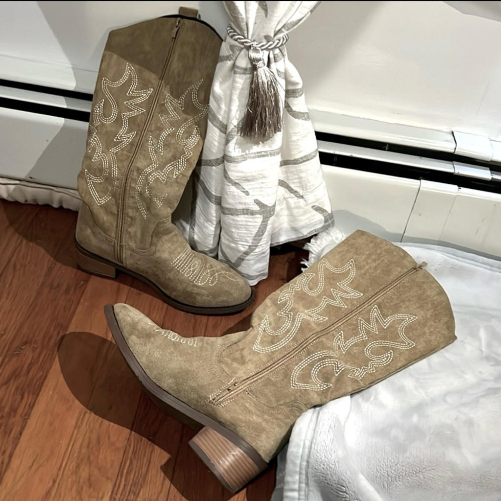 Womens western boots ivory stylish low heels size 7.5